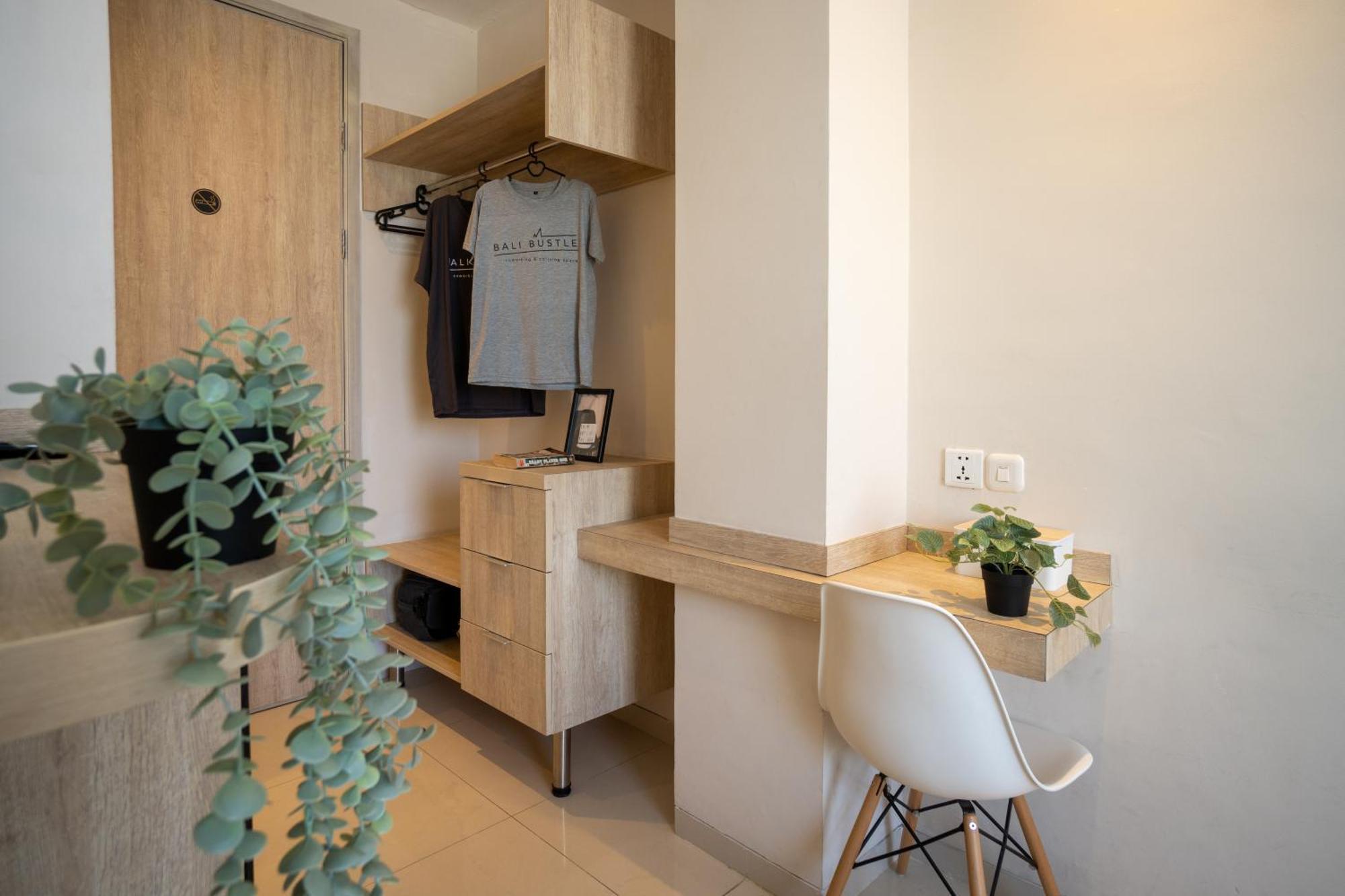Bali Bustle Pararaton Coliving And Coworking Space Legian Exterior foto